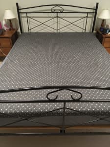 Metal bed frame (black) - Queen size