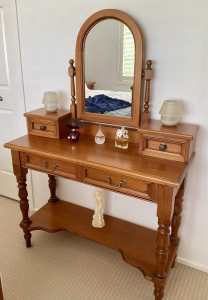 Dressing table solid recycled Oregon timber. Excellent condition.
