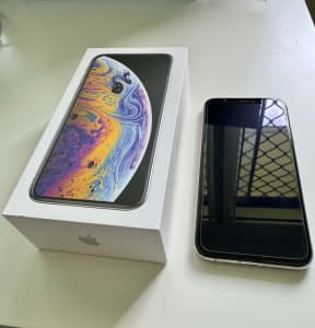iPhone XS Silver 64 GB in near new condition