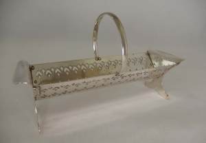 Vint. 20th Cent. English silverplate biscuit/cake/scone/cracker basket