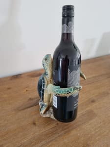 Wine bottle holder / wine holder 