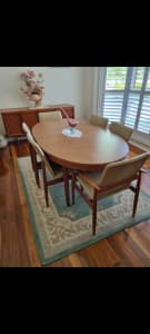 Chiswell Oval ext table 6 parker chairs. Delivery incl see desc.*