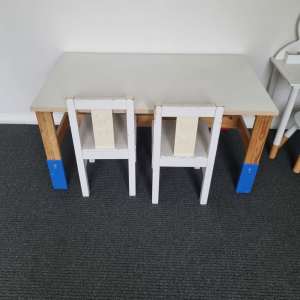 Childrens desk & 2x chairs 