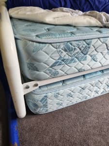 Single bunk bed with two mattresses