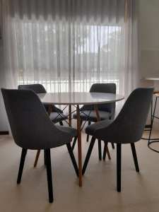 Dining set: Round dining table and 4 dining chairs