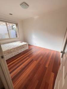 Big room for rent in Nunawarding 3131 with furniture