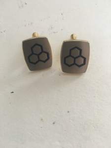 Pair silver coloured cuff links with honeycomb decoration in blue