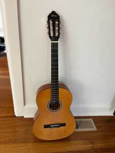 Valencia beginners guitar, near-new condition with soft case
