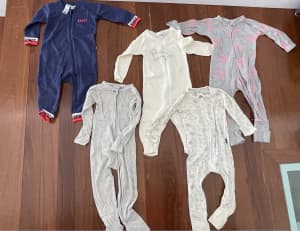 5x long sleeve body suits (4x Bonds & 1x PeterAlexander)12-18 months