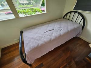 Single bed with mattress (Tarragindi)