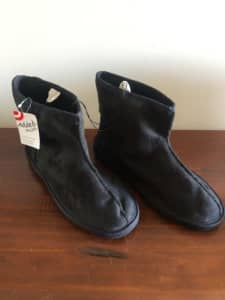UGG BOOTS / SLIPPERS – S. 9-10 – New