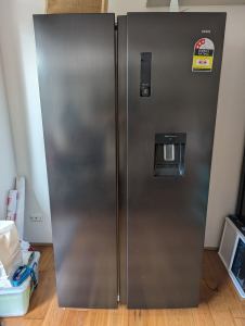 Chiq 559L side by side fridge/freezer