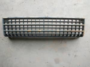 Ford ZJ Fairlane grill assy