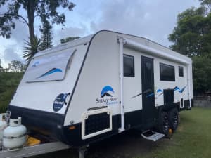 Luxury Family Caravan for Hire / Rent triple bunk snowy river