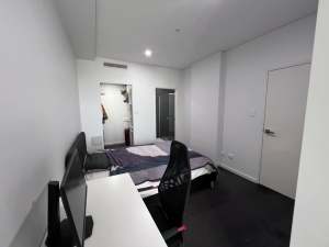 Girl Private room with own bathroom and balcony in Homebush 