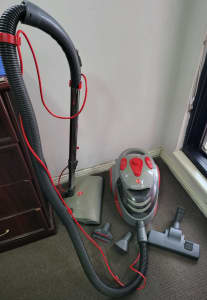 Hoover Dog Cat Pet Bagless vacuum in good condition