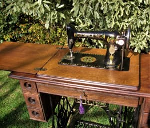 SINGER ORIGINAL ANTIQUE TREADLE SEWING MACHINE - Note On Hold