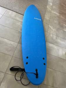 Olaian 100 Foam Surfboard 7. Supplied with a leash and 3 fins