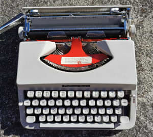 Vintage portable Craftamatic Mark 1 typewriter with lid