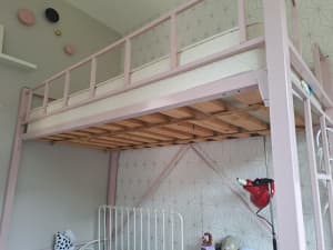 Single bunk bed free standing