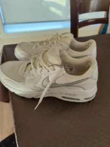 Girls nike air max runners size US9 kids shoes