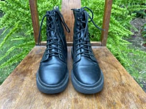Doc Marten AirWair boots - unisex size 6.5-7 / Eu37