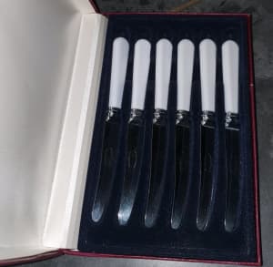Vintage boxed set of butter/tea knives