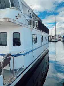 BROADWATER CRAFT HOUSEBOAT 45