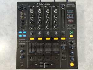 Pioneer DJM-800 mixer.