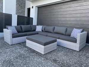 STUNNING high quality outdoor furniture wicker lounge set