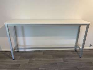 High side/bar table with adjustable feet