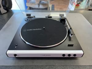 AUDIO TECHNICA AT-LP60XBT TURNTABLE RECORD PLAYER