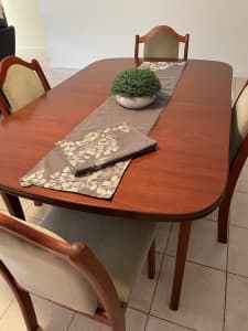 DINING TABLE &CHAIRS