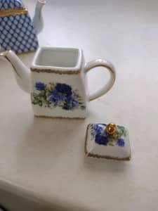 4 vintage Miniature teapots 