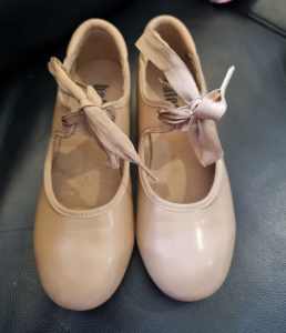 Girls tap shoes sz2