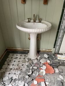 Vintage wash basin with tap ware.