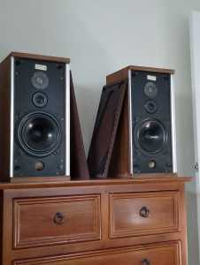 B&W 3way speakers dm-4