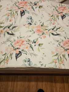 Double bed size floral quilt cover with 2 matching pillow cases