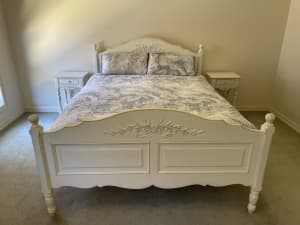 Early settler Brittany Queen bed and 2 bedside tables