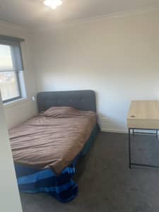 1 room for rent 10 minute walk from DTC