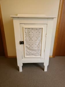 CHARMING OLD-FASHIONED CABINET