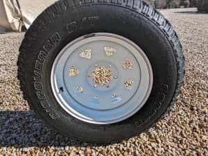 6 stud sunraysia White Rim with tyre.