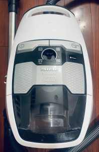 MIELE BLIZZARD CX1 EXCELLENCE BAGLESS VACUUM CLEANER