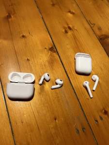 Apple - AirPods 1st & 2nd Generation with Cases & Cables (2Hand)