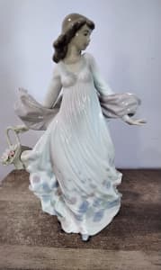 Spanish Lladro Porcelain Figurine-Spring Splendor