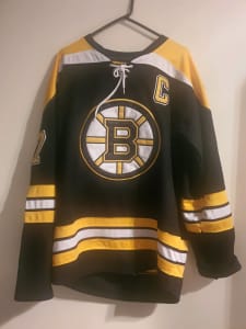 Boston bruin ice hockey jersey