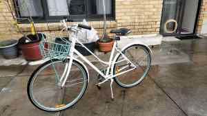WHITE Ladies bike size M 160-172cm can ride. Single gear ride well.