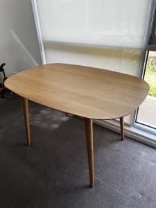 Dining table Oak for 4 (fits a snug 6)