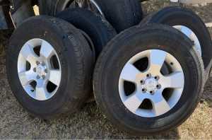 4 off Nissan Navara Pathfinder Alloy Rim with tyres