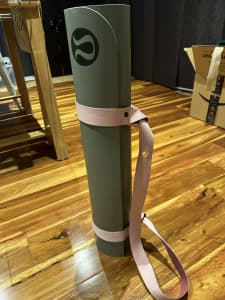 Lululemon Yoga mat with carrying straps